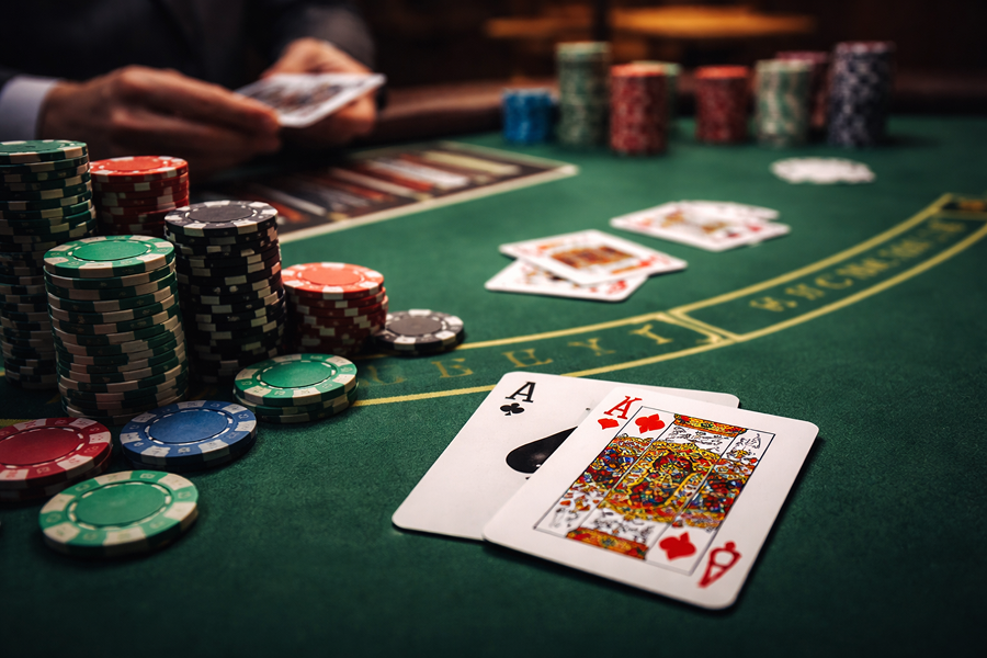 Table de poker avec deux as et jetons — stratégie du jeu 21